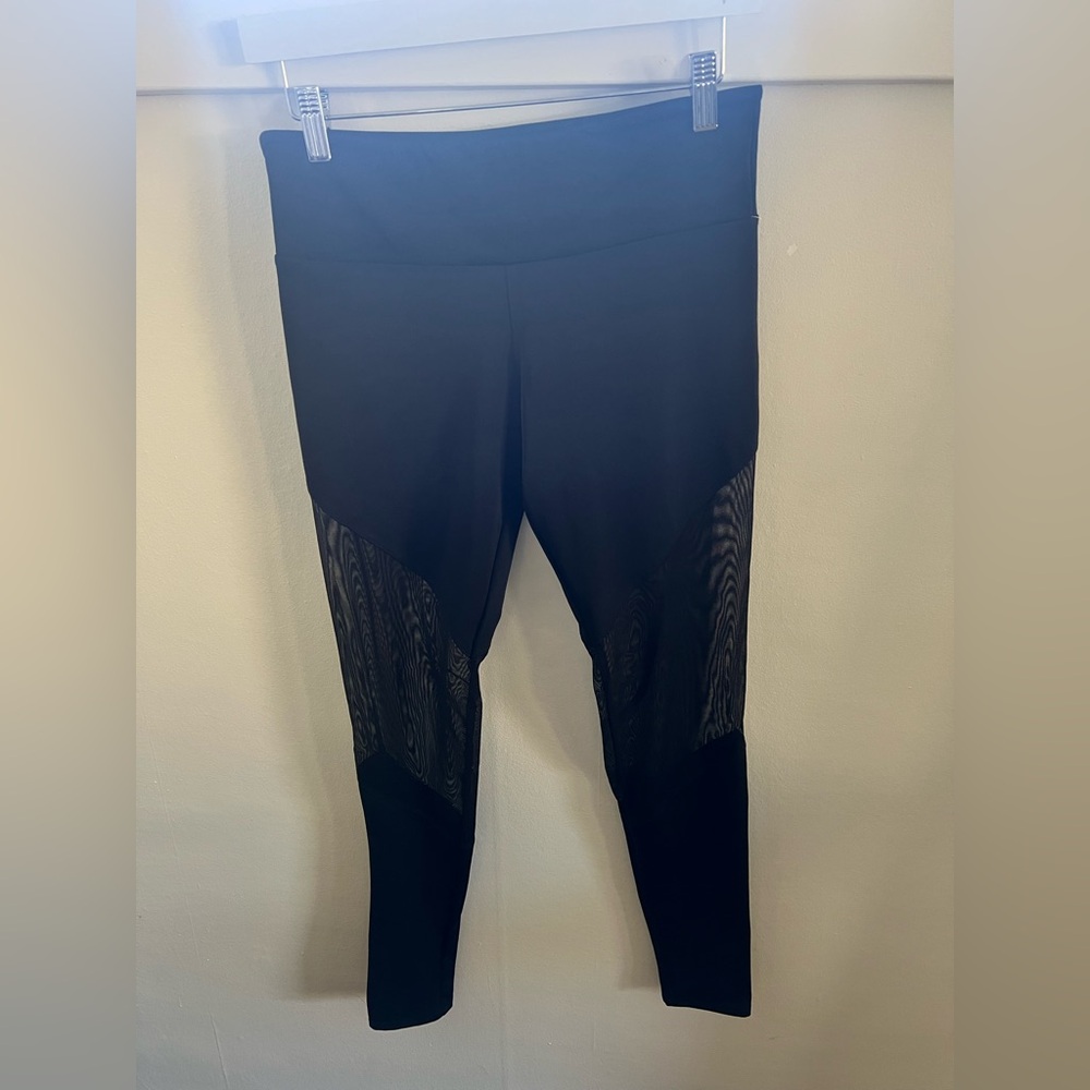 Onzie Black High-Waist Leggings with Mesh Thigh And Bar Boss on the leg